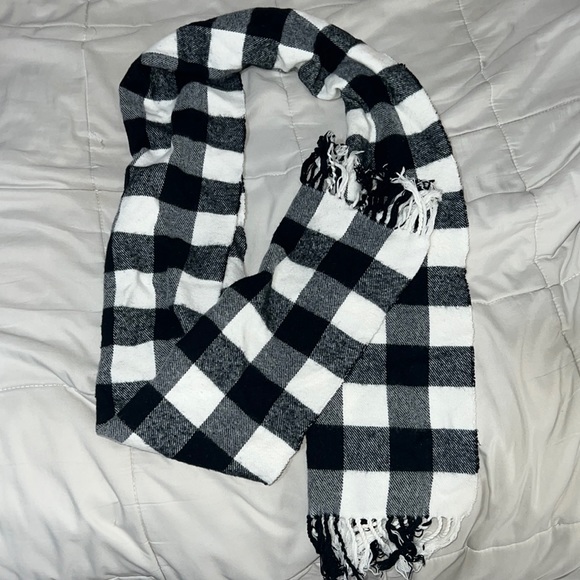Accessories - Black and White Ruffle Scarf